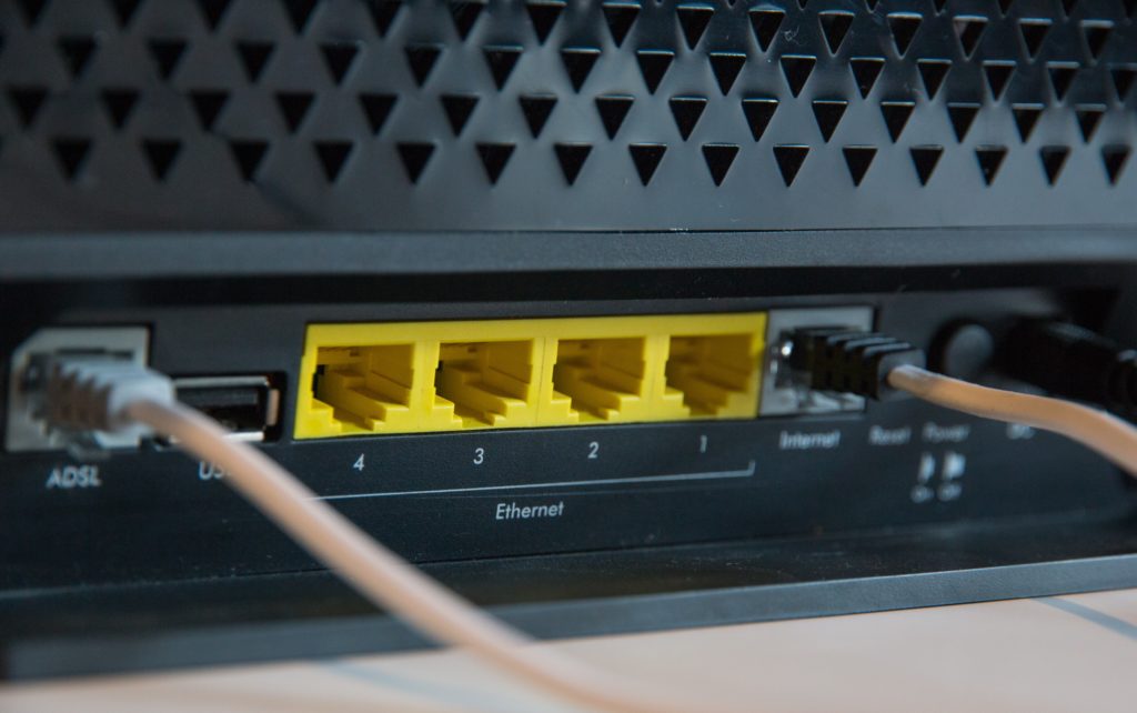 オススメは有線接続とWiMAX